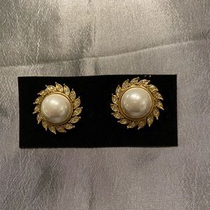 Sale! Beautiful Pearl and Crystal earrings.